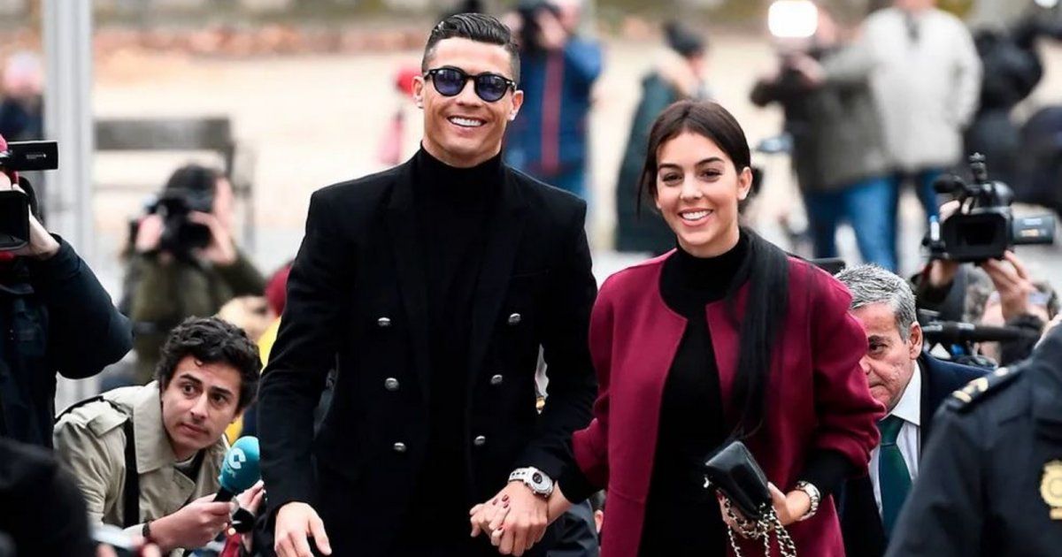 شاهد .. إستقبال من نوع آخر لـ كريستيانو رونالدو وجورجينا رودريغز في الرياض - بالصور