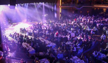 شاهد .. بالصور - معين شريف وزياد برجي يشعلان المسرح في حفل رأس السنة