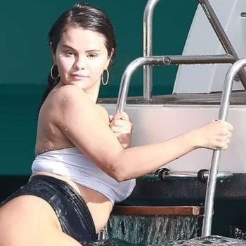 شاهد .. سيلينا غوميز تطل بملابس السباحة.. وتصدم الجمهور بإكتسابها الوزن الزائد