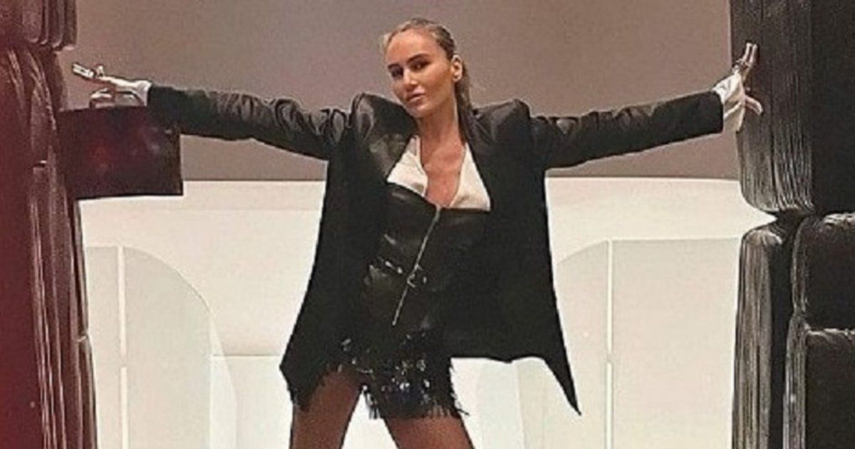 شاهد .. نجمة عالمية بإطلالة جريئة للغاية من داخل المسجد.. والجمهور يستنكر