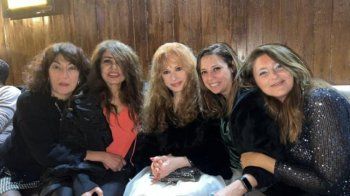 شاهد .. بالصور-نيللي تظهر بعد غياب في احتفالها بعيد ميلادها مع صديقاتها