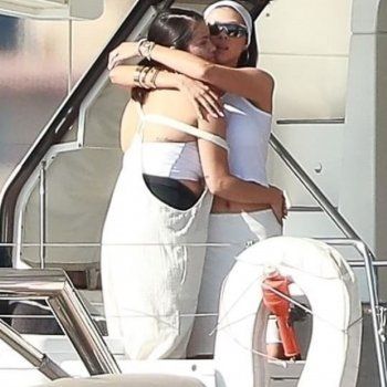 شاهد .. سيلينا غوميز تطل بملابس السباحة.. وتصدم الجمهور بإكتسابها الوزن الزائد