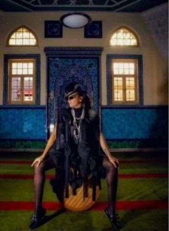 شاهد .. نجمة عالمية بإطلالة جريئة للغاية من داخل المسجد.. والجمهور يستنكر