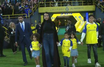 شاهد .. أول إطلالة لـ جورجينا رودريغيز في الرياض بالعباءة.. وسعرها مفاجئ