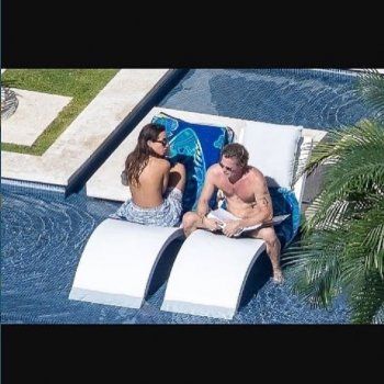 شاهد .. صور براد بيت مع حبيبته الجديدة تجتاح السوشيال ميديا