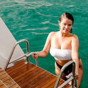 شاهد .. سيلينا غوميز تطل بملابس السباحة.. وتصدم الجمهور بإكتسابها الوزن الزائد