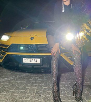 شاهد .. لاميتا فرنجية تستعرض سيارتها الفارهة بالهوت شورت- بالصور