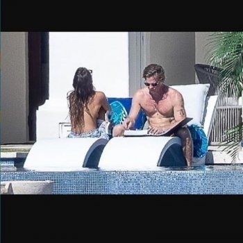 شاهد .. صور براد بيت مع حبيبته الجديدة تجتاح السوشيال ميديا