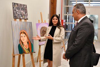 شاهد .. معرض للوحات سارة بيضون في المكتبة الوطنية في الصنائع والمرتضى يشيد بها