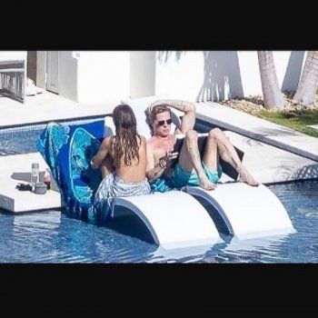 شاهد .. صور براد بيت مع حبيبته الجديدة تجتاح السوشيال ميديا