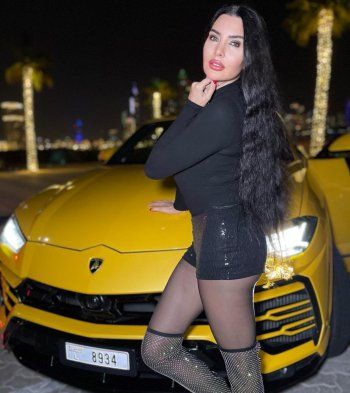 شاهد .. لاميتا فرنجية تستعرض سيارتها الفارهة بالهوت شورت- بالصور