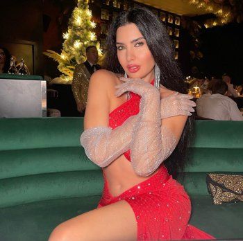 شاهد .. لاميتا فرنجية تستعرض سيارتها الفارهة بالهوت شورت- بالصور