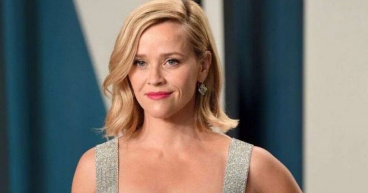 شاهد .. بالصورة - ريس ويذرسبون تتألق ليلة رأس السنة بالأبيض وحذاءها سيفاجئكم