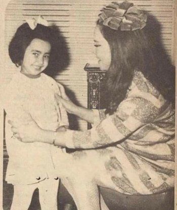 شاهد .. صورة نادرة لـ غادة نافع برفقة والدتها ماجدة وهي طفلة