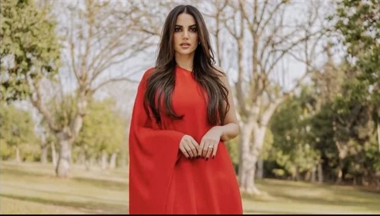 درة تحلق في سماء الطبيعة بالأحمر الجريء – شاهد