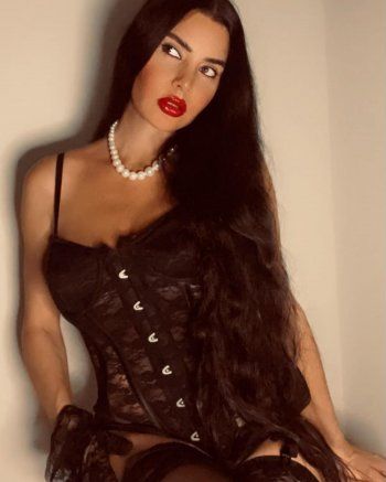 شاهد .. لاميتا فرنجية في أجرأ إطلالة لها على الإطلاق-بالصور