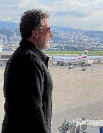 شاهد .. طوني بارود يغادر لبنان نهائياً وهكذا ودعته ابنته-بالصور
