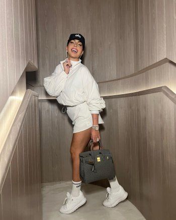 شاهد .. جورجينا رودريغيز تختار الظهور باللون الأبيض.. وتنورتها القصيرة تلفت الأنظار