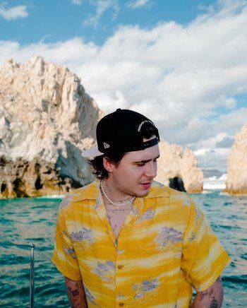 شاهد .. بروكلين بيكهام ينشر صوراً من إجازته في نهاية العام مع أصدقائه ويتعرض للإنتقادات