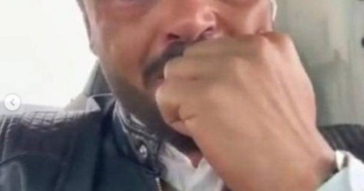 شاهد .. شاب مصري يبكي بشكل هستيري بسبب كلبه...هذا ما حدث