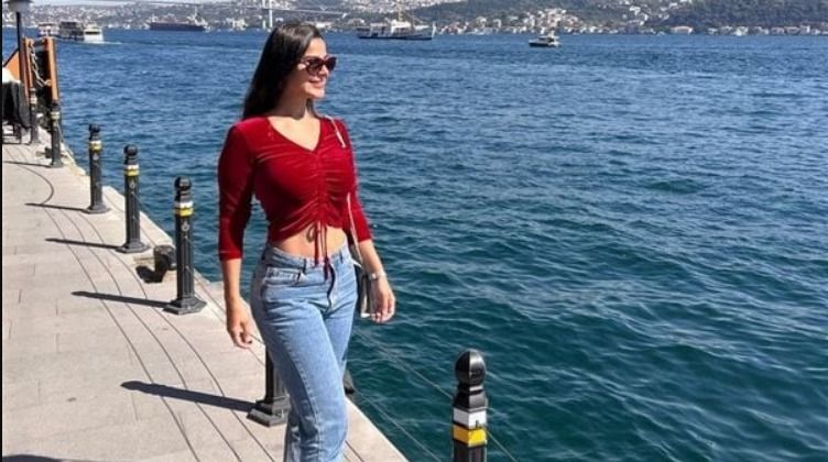 رانيا منصور مبيهمهاش شتا ولابرد وظهرت بالتوب الأحمر علي البحر