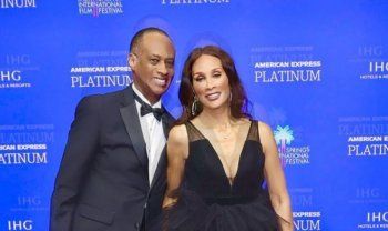 شاهد .. بالصور - بيفرلي جونسون بإطلالة ساحرة ونادرة مع خطيبها في حفل توزيع جوائز