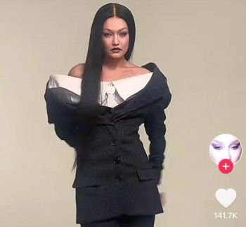 شاهد .. بالصورة - جيجي حديد بإطلالة مستوحاة من مسلسل Wednesday