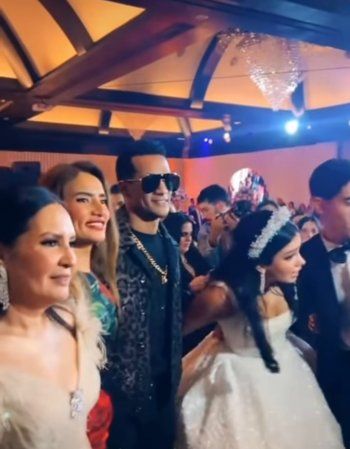 شاهد .. بالصور - محمد رمضان يشعل أجواء حفل زفاف ابنة أخت شريهان