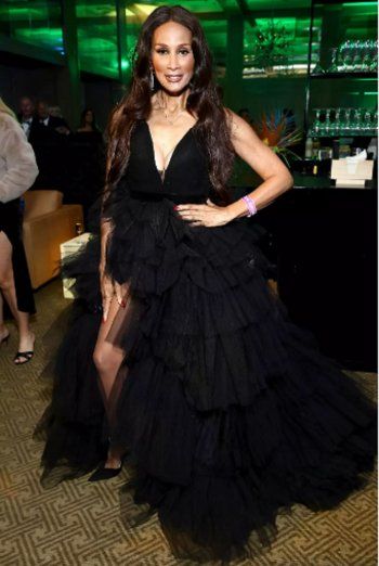 شاهد .. بالصور - بيفرلي جونسون بإطلالة ساحرة ونادرة مع خطيبها في حفل توزيع جوائز