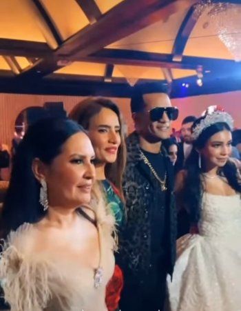 شاهد .. بالصور - محمد رمضان يشعل أجواء حفل زفاف ابنة أخت شريهان