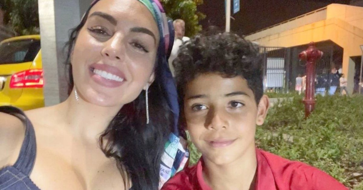 شاهد .. بالفيديو- جورجينا رودريغيز ترتدي النقاب وزحمة سير في الرياض بسبب دواء لـ كريستيانو جونيور