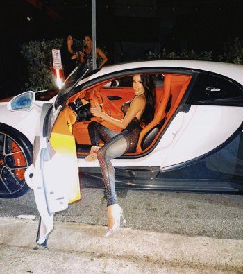 شاهد .. بالصور- ملكة جمال كرواتيا تستعرض سيارتها الفارهة بإطلالة فاضحة