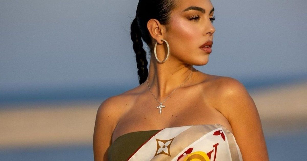 شاهد .. جورجينا رودريغيز تكتب باللغة العربية وإطلالتها تقدر بمئات ألاف الدولارات