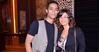 محمد رمضان شايل منة فضالي و مدلعها – فيديو