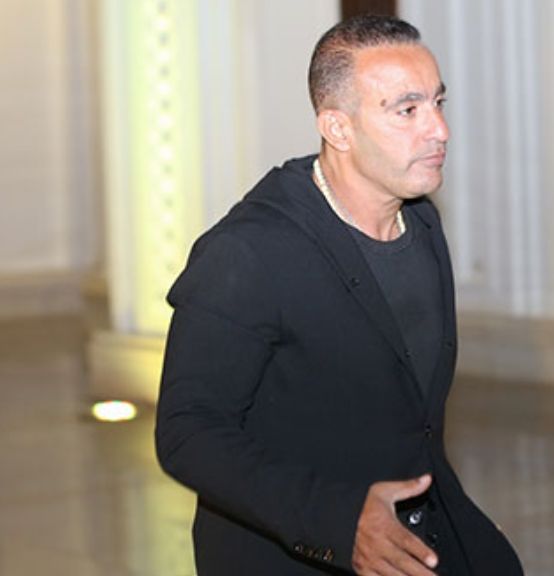 أبو الجدعنة .. السقا أول حاضرين عزاء والدة طارق لطفي