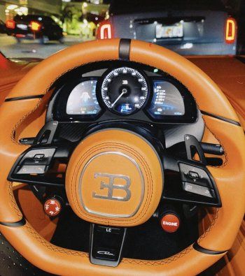 شاهد .. بالصور- ملكة جمال كرواتيا تستعرض سيارتها الفارهة بإطلالة فاضحة