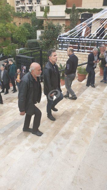 شاهد .. خاص بالصور- وصول جثمان وديع جورج وسوف إلى كنيسة القديس نيقولاوس بالأشرفية