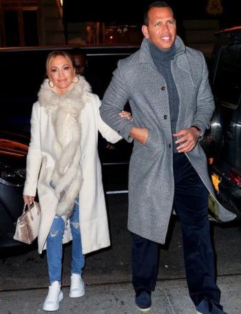 شاهد .. بالصور- جورجينا رودريغيز تكرر إطلالة جينيفر لوبيز الباهظة