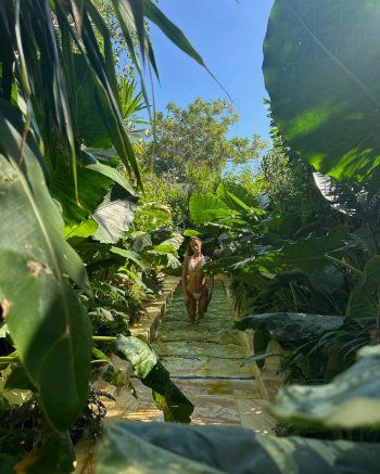 شاهد .. بالصور- بيلا حديد بالمايوه تعايد محبيها بإطلالة من إجازتها