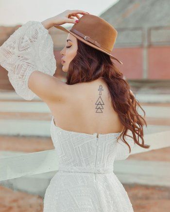 شاهد .. وشم نسرين طافش الجديد يحدث بلبلة واسعة.. وهكذا كشفت عنه