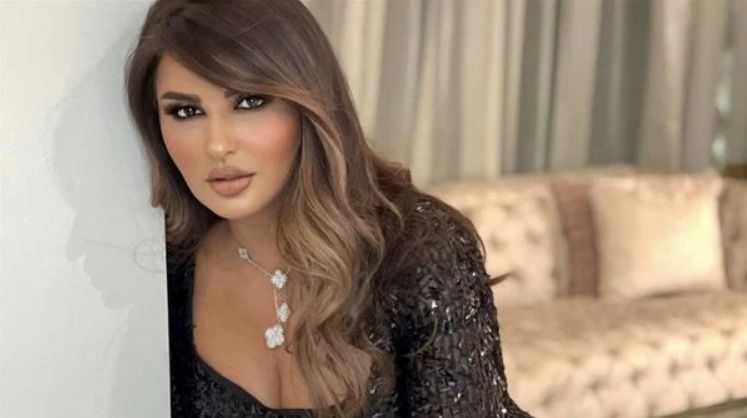 معجب مجنون بحب شذي حسون يقبل قدمها