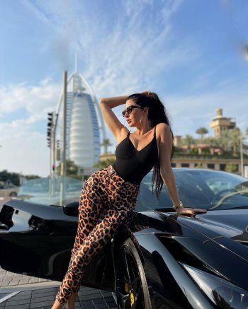 شاهد .. مرة أخرى.. لاميتا فرنجية تستعرض سيارتها الفخمة بمبهرة