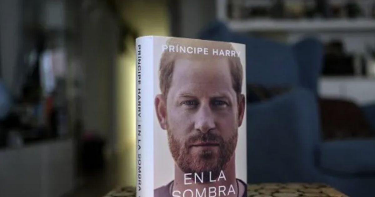 شاهد .. الأمير هاري يواصل كشف اسرار العائلة الملكية... وهذا ما تهم زوجة ابيه به