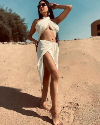 شاهد .. مرة أخرى.. لاميتا فرنجية تستعرض سيارتها الفخمة بمبهرة