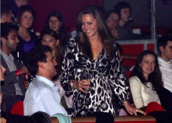 شاهد .. صور نادرة تجمع كايت ميدلتون وميغان ماركل قبل الحياة الملكية