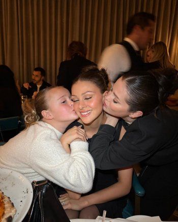 شاهد .. ظهور نادر لشقيقة سيلينا غوميز الصغيرة.. وجمالها حديث الكثيرين