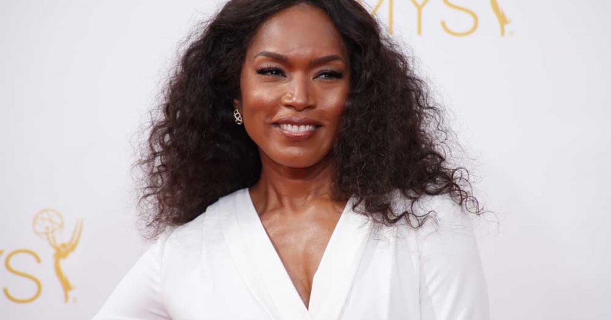 شاهد .. في حدث تاريخي..أنجيلا باست تفوز بهذه الجائزة