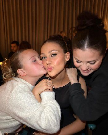 شاهد .. ظهور نادر لشقيقة سيلينا غوميز الصغيرة.. وجمالها حديث الكثيرين