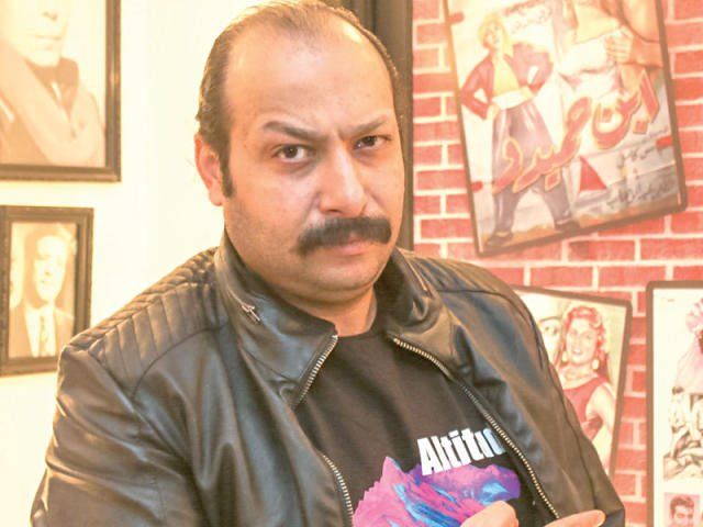 شاهد .. محمد ثروت يكشف جوانب من حياته الخاصة