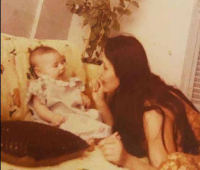 صورة نادرة للقديسة حلا شيحا مع والدتها – شاهد